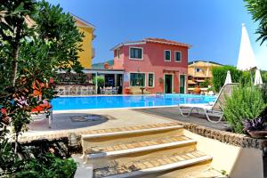 Bazén v ubytování Alkyon Apartments & Villas Hotel nebo v jeho okolí