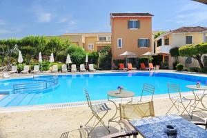 Bazén v ubytování Alkyon Apartments & Villas Hotel nebo v jeho okolí