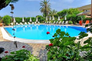 Bazén v ubytování Alkyon Apartments & Villas Hotel nebo v jeho okolí