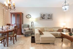 Posedenie v ubytovaní Keywise Perfect location next to María Zambrano STATION, central , beach ,pool and free Parking