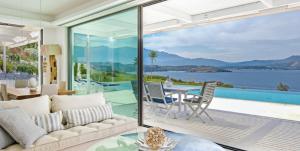 una sala de estar de planta abierta con vistas al agua en Blue Paradise Chania, en Epáno Kefalás