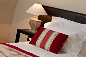 Postel nebo postele na pokoji v ubytování Château De Siran - Hôtel & Spa