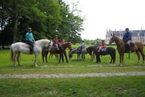 eine Gruppe von Menschen, die auf einem Feld reiten in der Unterkunft Château de Behen in Béhen