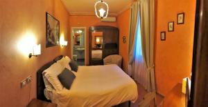 1 dormitorio con 1 cama blanca grande en una habitación en Bellavista Impruneta, en Impruneta