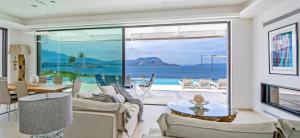 sala de estar con vistas al océano en Blue Paradise Chania, en Epáno Kefalás