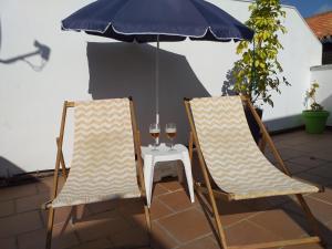 Duplex la Pecera في مورش: كرسيين وطاولة مع كأسين من النبيذ
