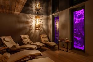 una sala de terapia con sillas y luces púrpuras en 22 Summits Boutique Hotel, en Zermatt