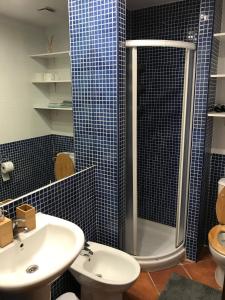 Un baño con ducha, lavabo e inodoro. en Bungalow Punta Marina, en Torrevieja