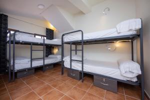 Двухъярусная кровать или двухъярусные кровати в номере Hostel La Pedriza