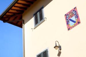 a wall with a window and a flag on it at Assia Spa in Fucecchio