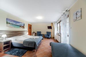 una camera da letto con un letto, una scrivania e un divano di Willa Tusia a Międzyzdroje