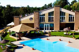 una vista aérea de una casa con piscina en Assia Spa, en Fucecchio