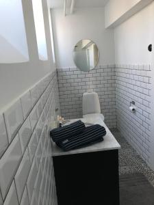 a bathroom with a sink and a mirror at Charmigt i centrala Ystad in Ystad