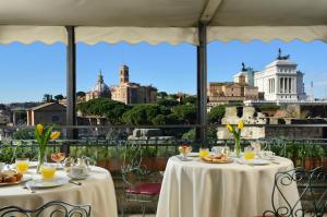 balcone con vista sulla città di un ristorante di Hotel Forum a Roma