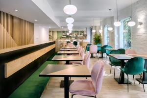 Reštaurácia alebo iné gastronomické zariadenie v ubytovaní Blanq Carmen Hotel