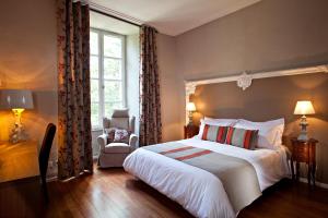 Postel nebo postele na pokoji v ubytování Château De Siran - Hôtel & Spa