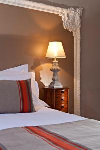 Postel nebo postele na pokoji v ubytování Château De Siran - Hôtel & Spa