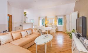 sala de estar con sofá y mesa en Villa Sweet Home, en Mokošica