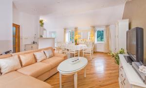 - un salon avec un canapé et une table dans l'établissement Villa Sweet Home, à Mokošica