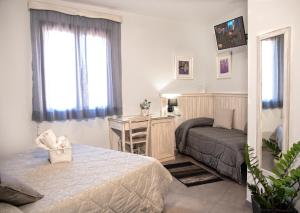 1 dormitorio con cama y escritorio. en Bed and Breakfast Conte Luna, en Sciacca