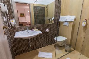 Bilik mandi di Hotel Casa David