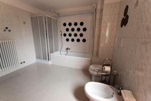 A bathroom at B&B Tra gli ulivi