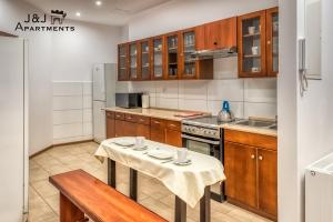 J&J Apartments Łazienna 30 - 10的厨房或小厨房