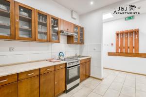 J&J Apartments Łazienna 30 - 10的厨房或小厨房