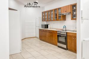 J&J Apartments Łazienna 30 - 10的厨房或小厨房