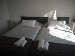 two twin beds with towels on them in a bedroom at La casita de Villalarreina in Casalarreina