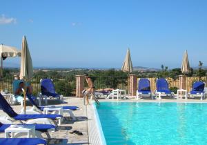 um homem está a brincar na piscina de um hotel em Appartamento Bilo in Borgo Magliano Resort em Magliano in Toscana