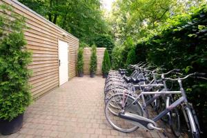 una fila di biciclette parcheggiate accanto a un edificio di Hotel Restaurant De Bengel a Eersel