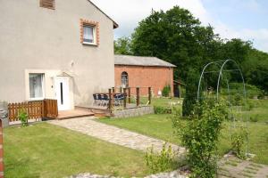 a house with a yard with a gazebo at FeWo Vahls Mika in Elmenhorst