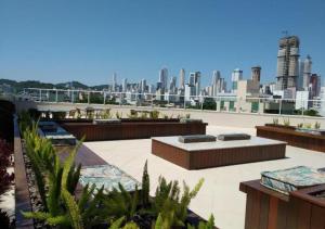 vistas a la ciudad desde el techo de un edificio en moradia garden village, en Balneário Camboriú
