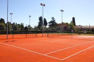 Tennis ja/või seinatennis majutusasutuses Assia Spa või selle läheduses