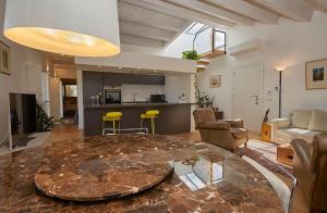 uma sala de estar com uma grande mesa de mármore num quarto em La Martorana, Luxury apartment with terrace em Palermo