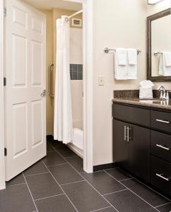 ein Bad mit einer Dusche und einem Waschbecken in der Unterkunft Staybridge Suites - Charlotte Ballantyne, an IHG Hotel in Charlotte