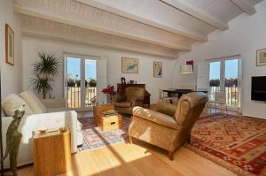uma sala de estar com um sofá, cadeiras e uma mesa em La Martorana, Luxury apartment with terrace em Palermo