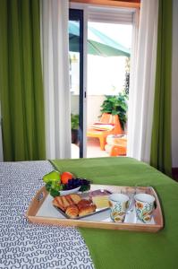 een dienblad met eten op een tafel bij Expo Marina Lis in Lissabon