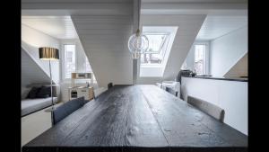 una sala da pranzo con tavolo in legno in una stanza di Luxury Penthouse Apartment a Zurigo