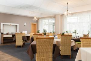 Reštaurácia alebo iné gastronomické zariadenie v ubytovaní Gryf Resort Międzywodzie
