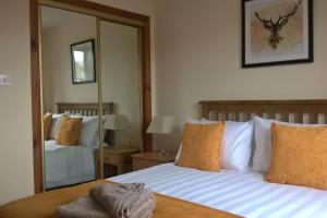 sypialnia z 2 łóżkami i dużym lustrem w obiekcie Home from Holm w mieście Inverness