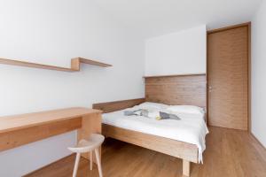 um quarto com uma cama, uma secretária e uma cadeira em Apartment Beta em Izola