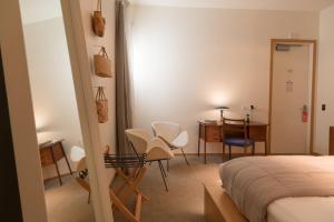 - une chambre avec un lit, un bureau et des chaises dans l'établissement Ohtel Wellington, à Wellington
