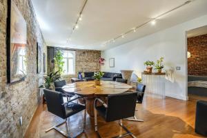 a dining room with a table and chairs at Loft in Lower Nob Hill in San Francisco