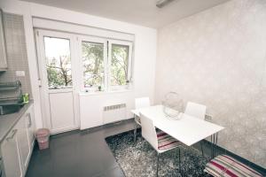 Kuchyň nebo kuchyňský kout v ubytování Square Vanilla Apartments