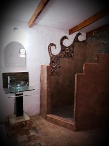 uma casa de banho com um lavatório e um balcão num quarto em Lodge Don Felix em San Pedro de Atacama