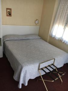 アルビッソラ・マリーナにあるHotel Acqua Marinaの小さなベッドルーム(毛布、窓付)