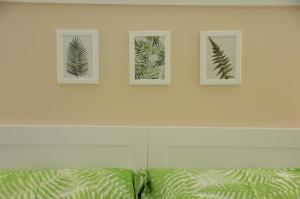 A bed or beds in a room at Green Island in the downtown with free parking