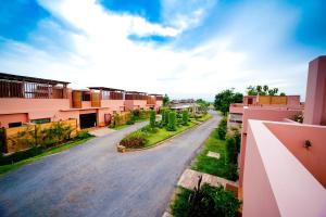 Wangkata普昆宏考艾旅馆的一座有建筑物的城镇中一条空荡荡的街道